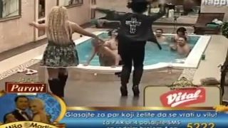 Reality Brazilian Big Brother – Dirty dance sex simulation publicly in pool