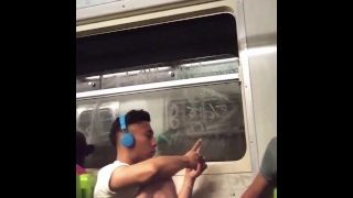 SUBWAY stranger wank – Masturbando a un extraño en el metro